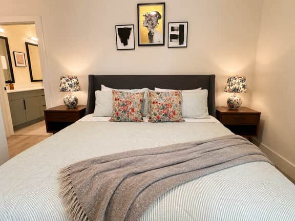 The Jardin Birch Suite | Near Downtown - Image 2