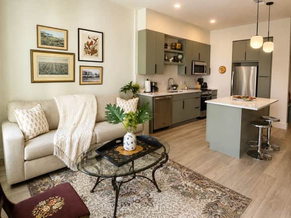 The Jardin Iris Suite | Near Downtown - Image 4