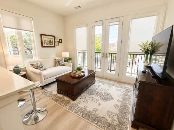The Jardin Cherry Blossom Suite | Near Downtown - Image 5