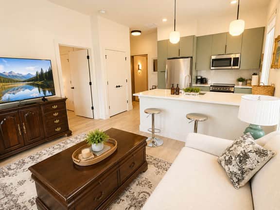 The Jardin Cherry Blossom Suite | Near Downtown - Image 4
