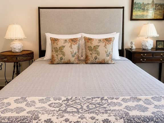 The Jardin Lily Suite | Near Downtown - Image 2
