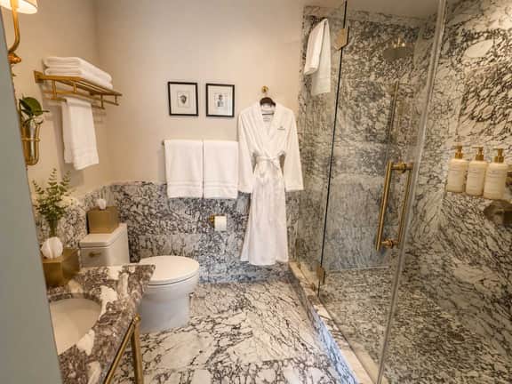 Uncle Ngoan's Room at Keystone Hotel - 301 - Image 4