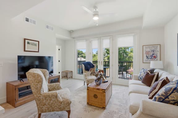 The Jardin Wisteria Suite | Near Downtown - Image 1