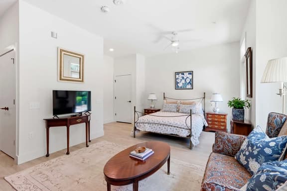 The Jardin Myrtle Suite | Near Downtown - Image 1