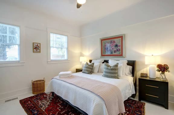 Luxury 2BR/1BA in a Restored 1920s Savannah Home - Image 1