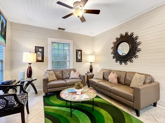 Perfect Downtown Getaway- Walk to Top Attractions - Image 1