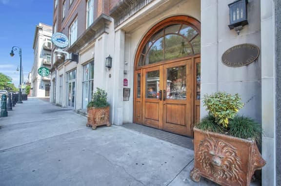 Bay Street Bliss: Downtown Sav - Image 1