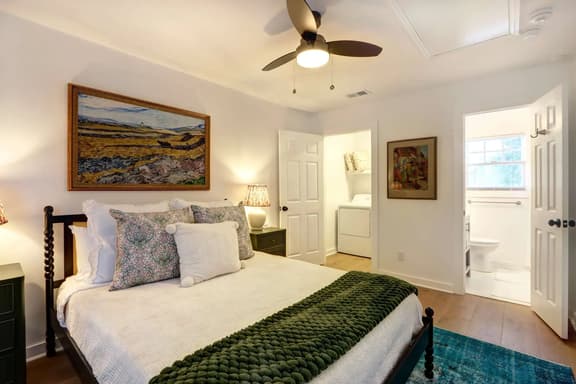Cozy 1BR/1BA Carriage House in Historic Savannah - Image 1