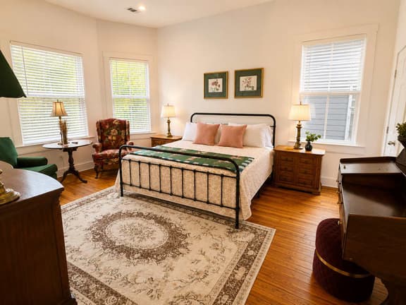 Stunning Home Near Starland | 2 King Beds - Image 1